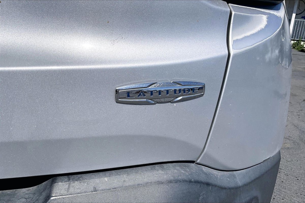 Used 2015 Jeep Renegade Latitude FWD image 8