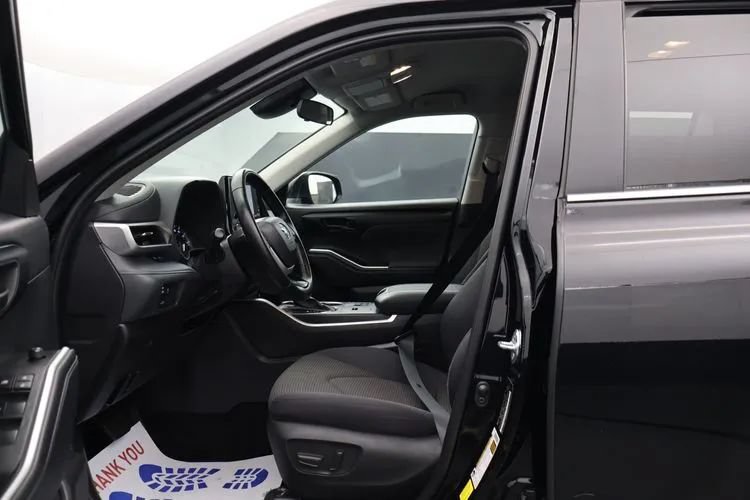Used 2025 Toyota Highlander LE FWD image 14