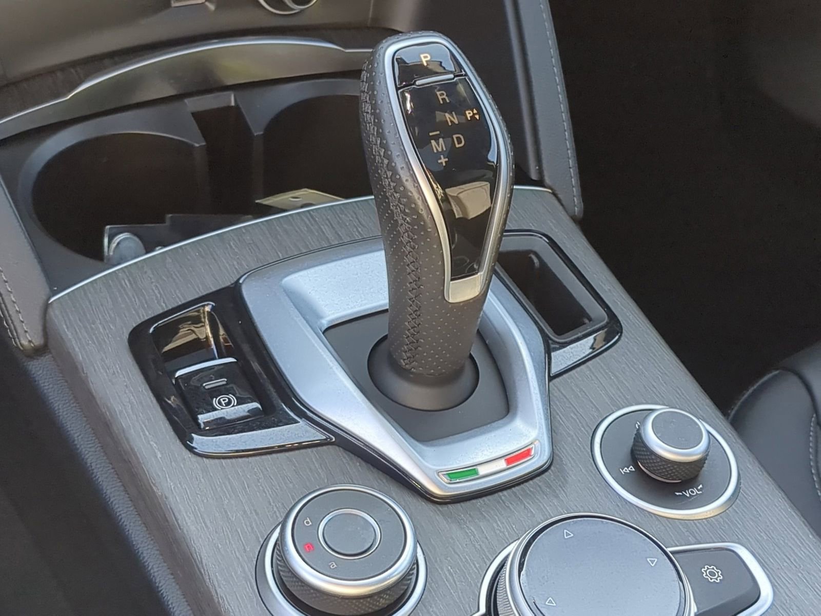 Used 2023 Alfa Romeo Stelvio Ti image 37