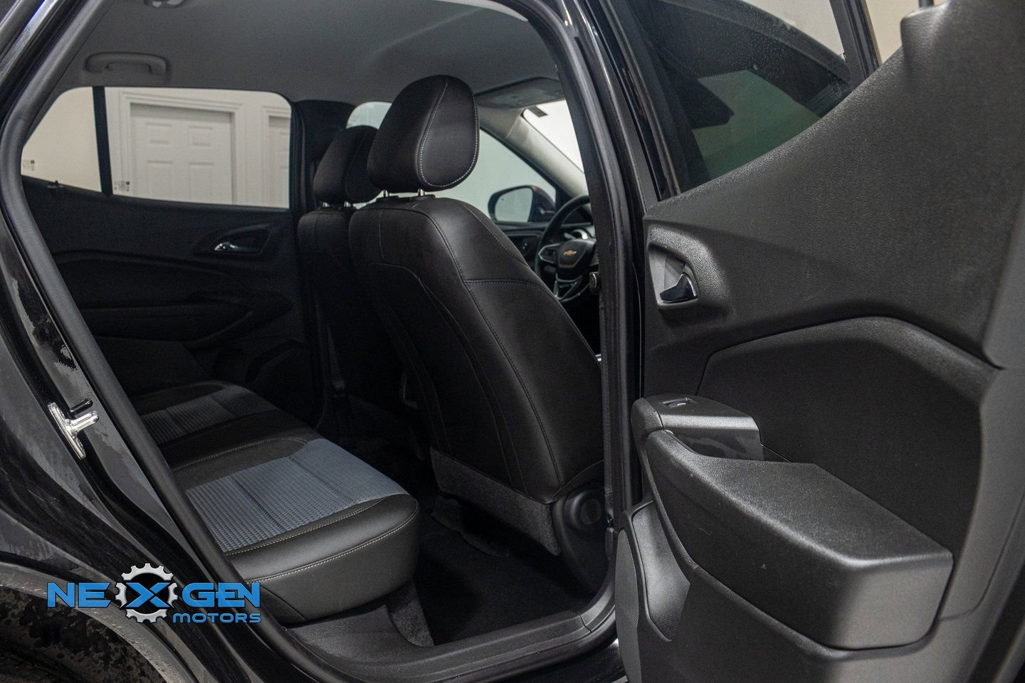 Used 2025 Chevrolet Trax LT w/ Driver Confidence Package image 32