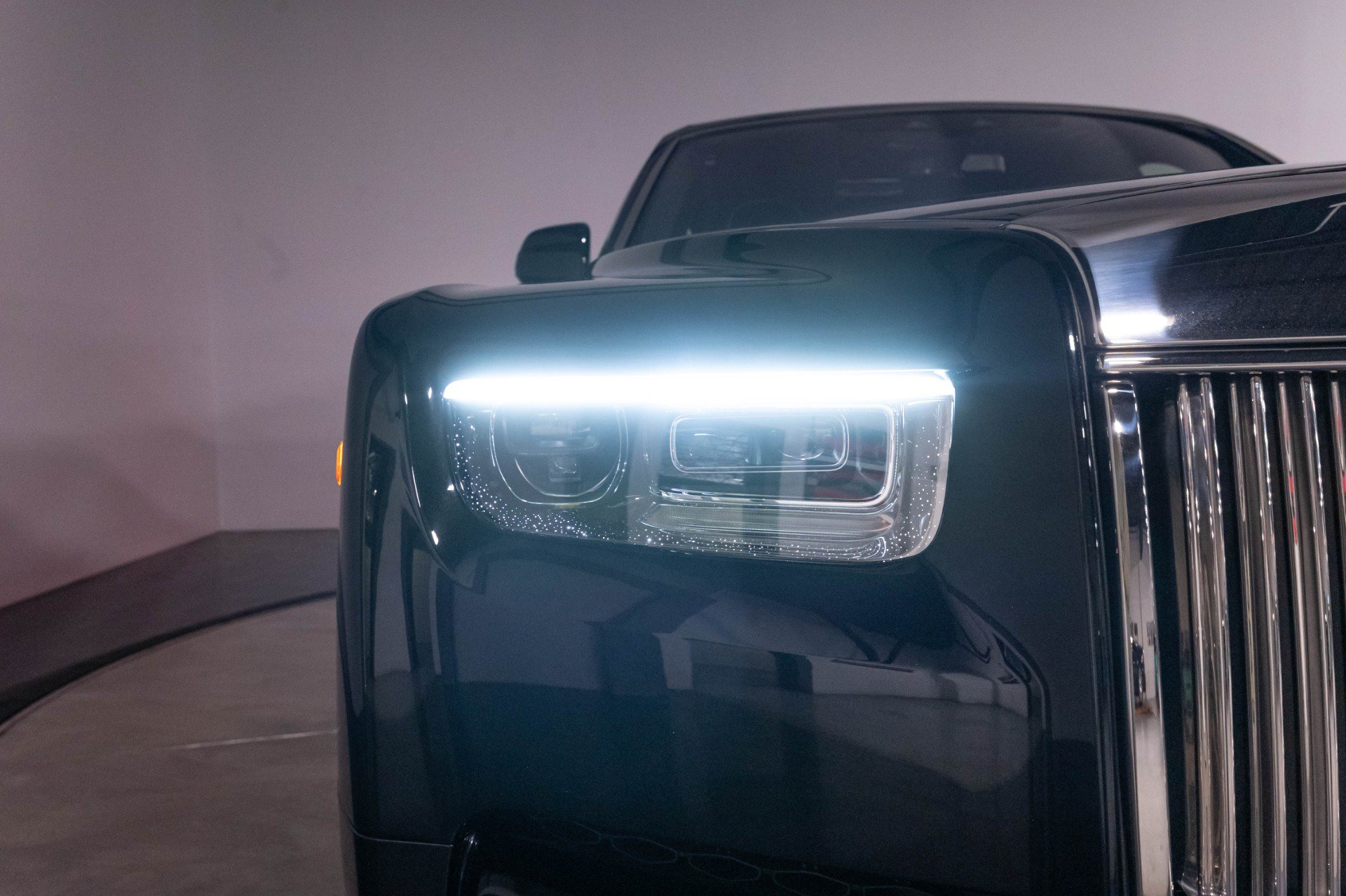 Used 2024 Rolls-Royce Phantom Sedan w/ The Phantom Package RWD image 59