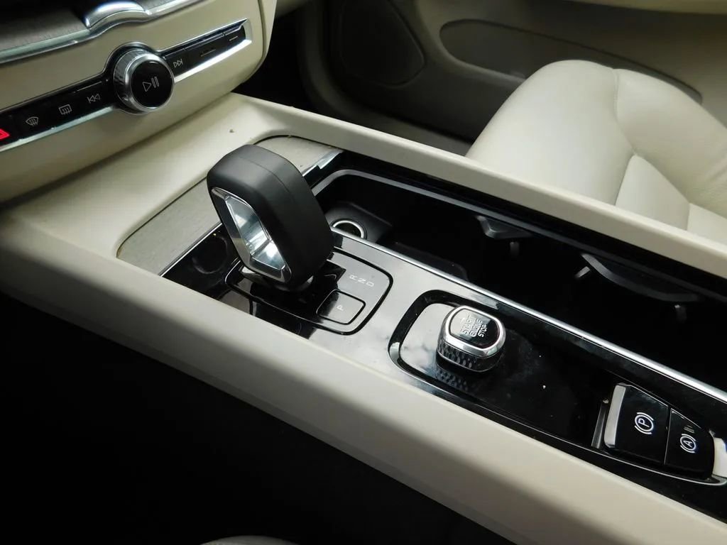 Used 2024 Volvo XC60 B5 Plus image 21