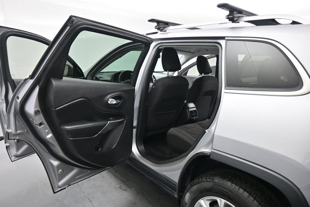 Used 2019 Jeep Cherokee Latitude AWD/4WD image 15