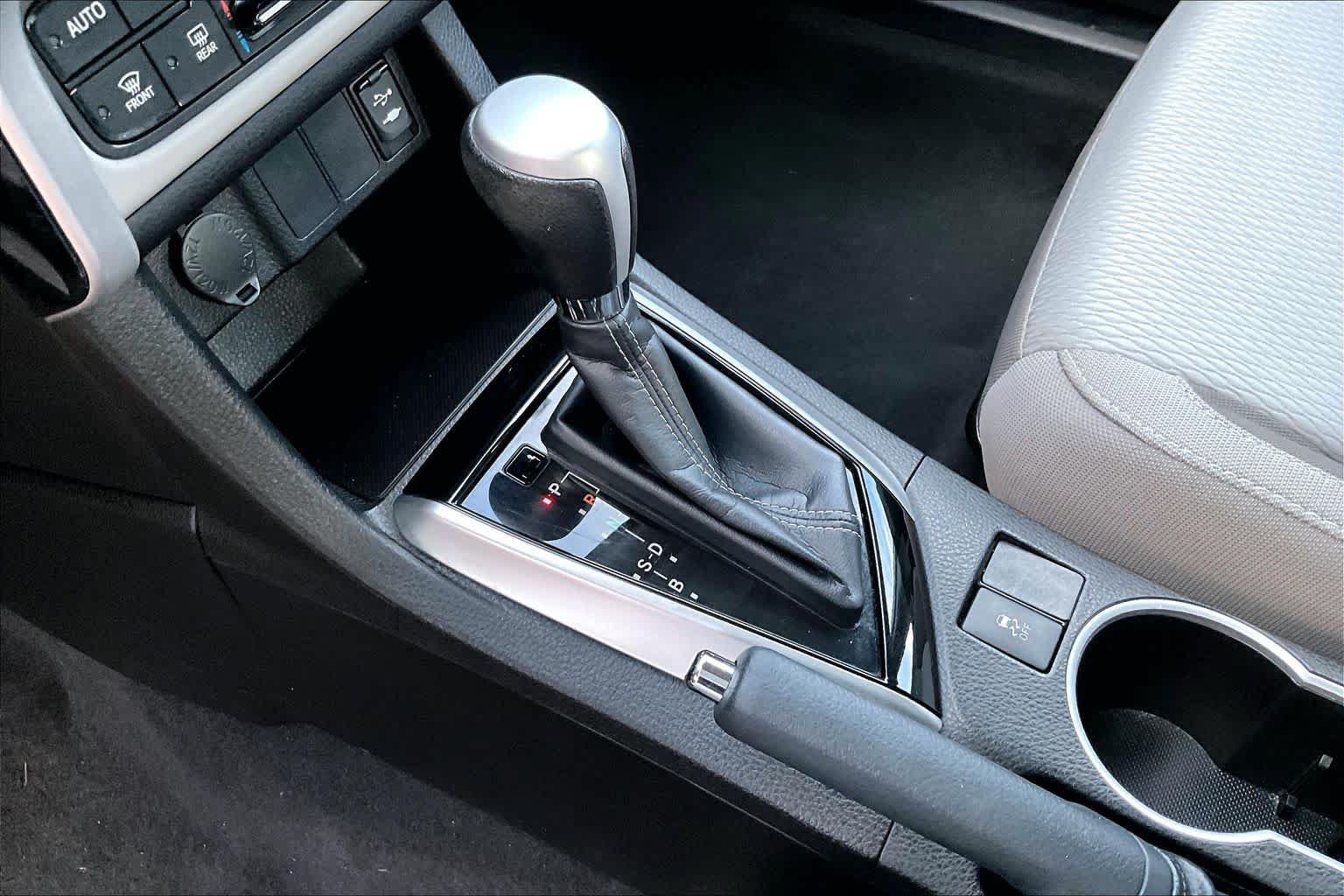 Used 2018 Toyota Corolla LE FWD image 16