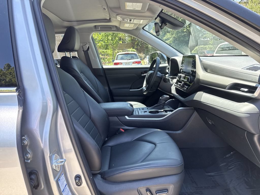 Used 2021 Toyota Highlander XLE AWD/4WD image 26