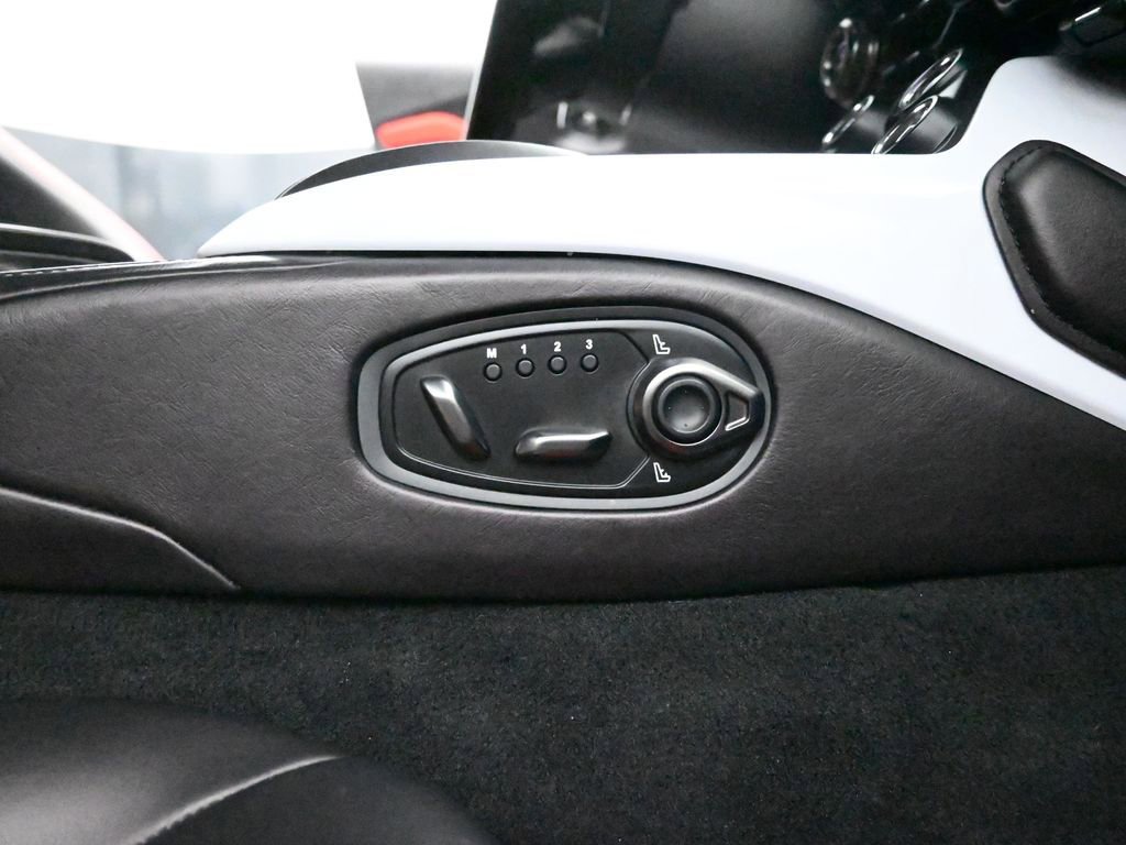 Used 2019 Aston Martin V8 Vantage Coupe image 7