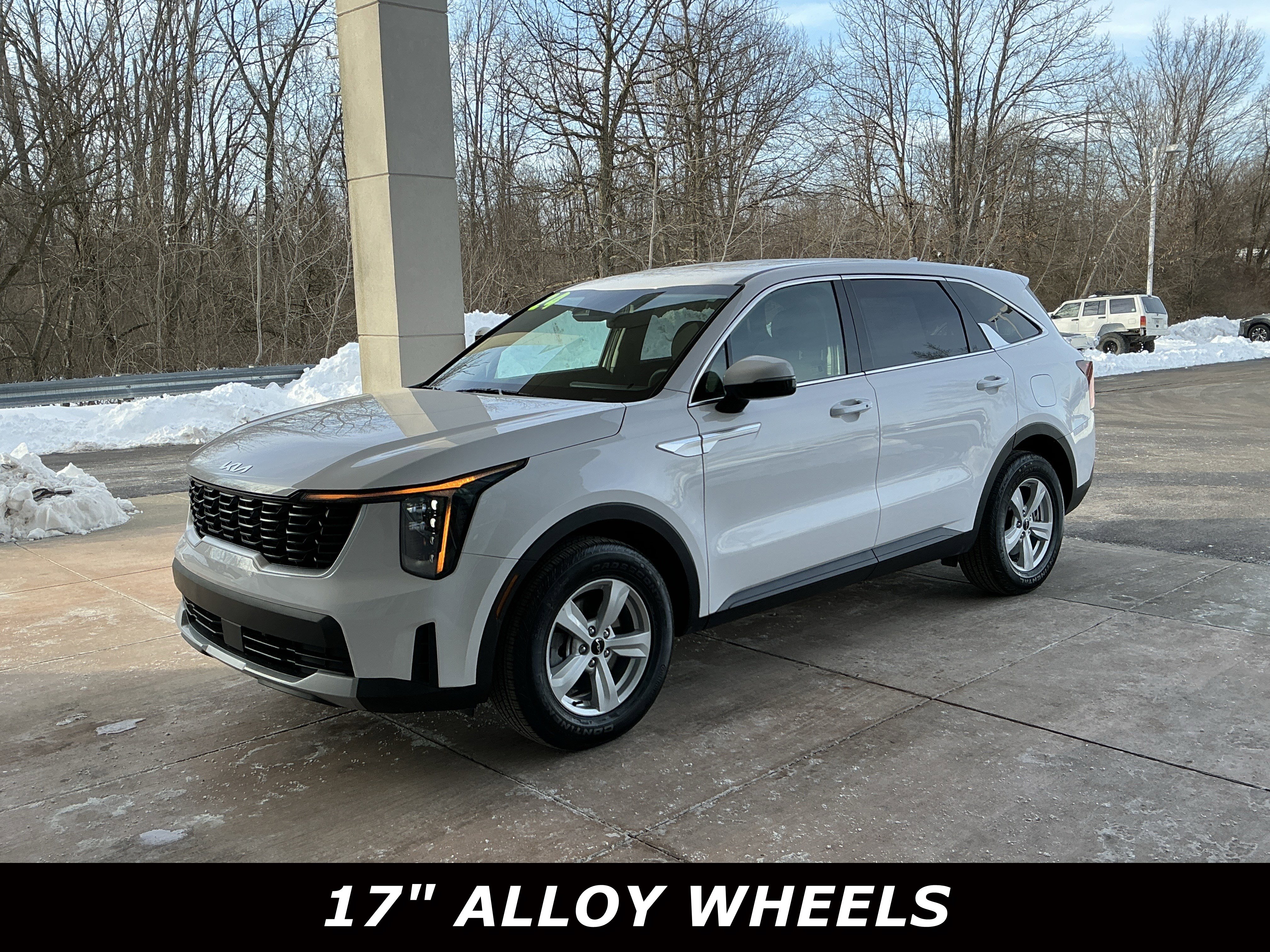 Used 2024 Kia Sorento LX image 3