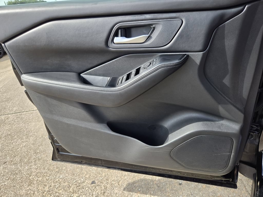 Used 2025 Nissan Rogue SV FWD image 25