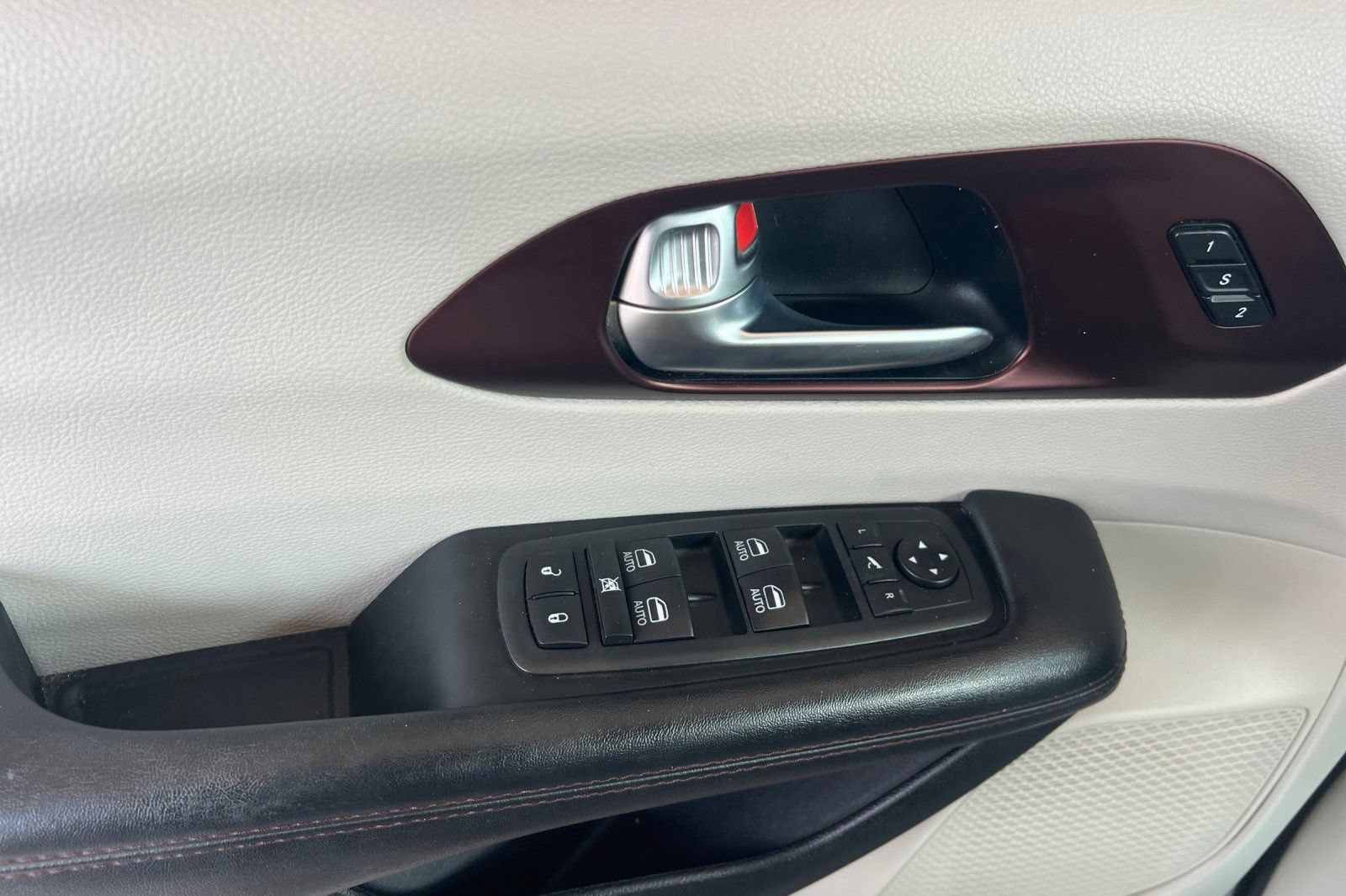 Used 2020 Chrysler Pacifica Limited FWD image 11