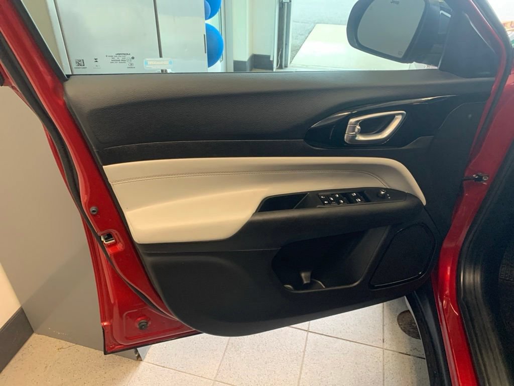 Used 2025 Jeep Compass Limited AWD/4WD image 4