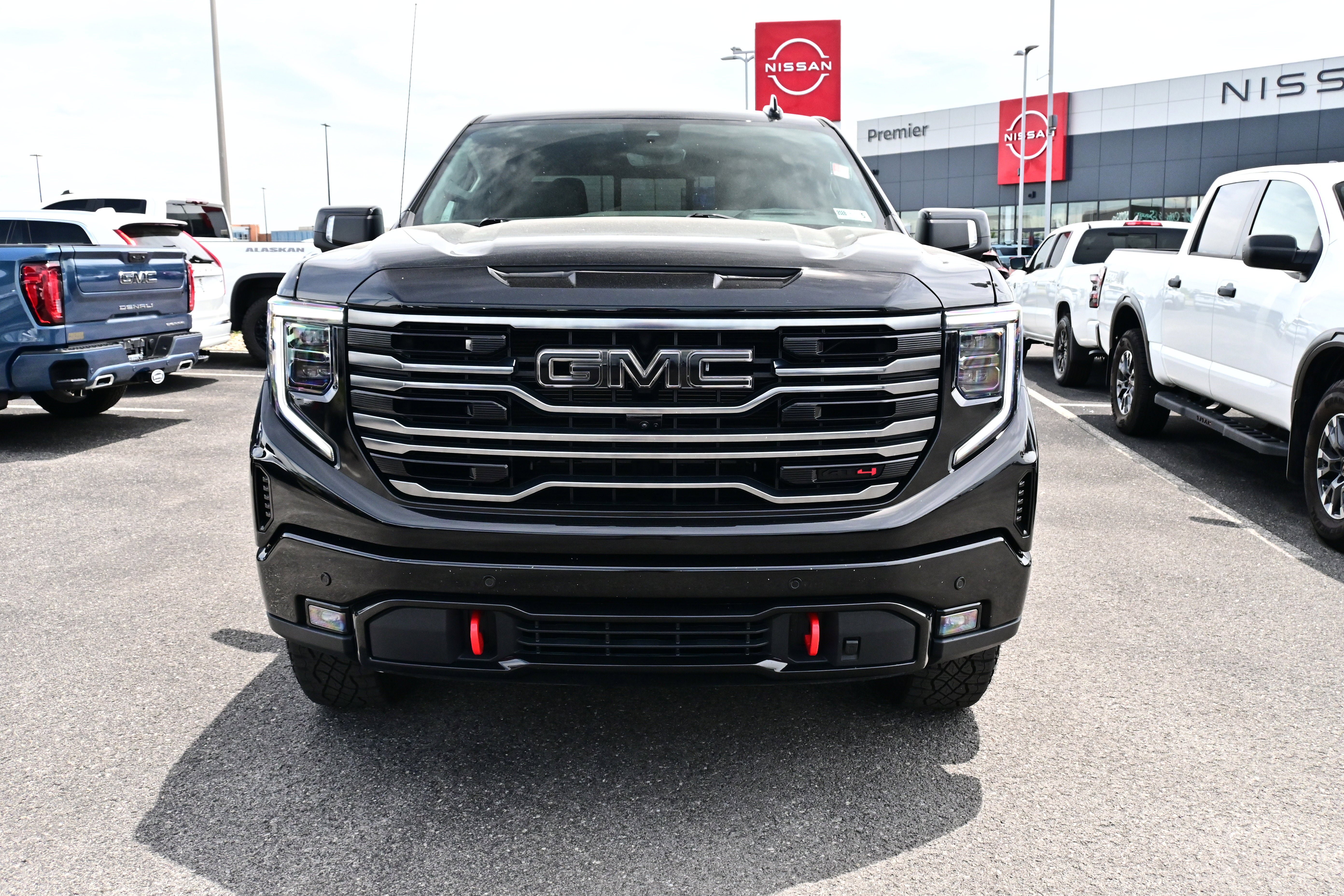 Used 2025 GMC Sierra 1500 AT4 w/ AT4 Premium Package AWD/4WD image 3