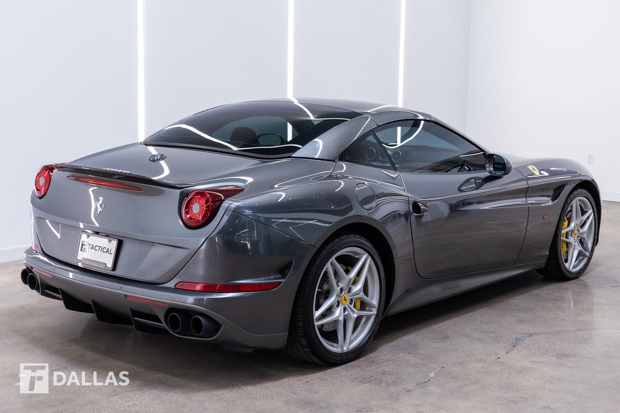 Used 2017 Ferrari California T RWD image 19