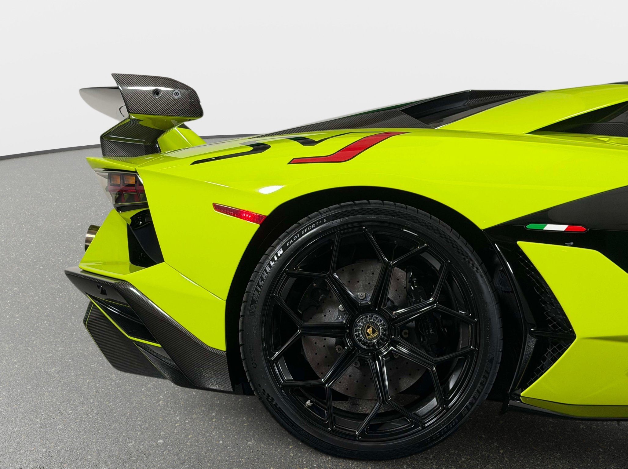 Used 2020 Lamborghini Aventador SVJ AWD/4WD image 9