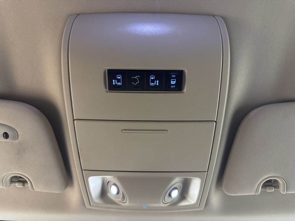 Used 2015 Chrysler Town & Country Touring image 24