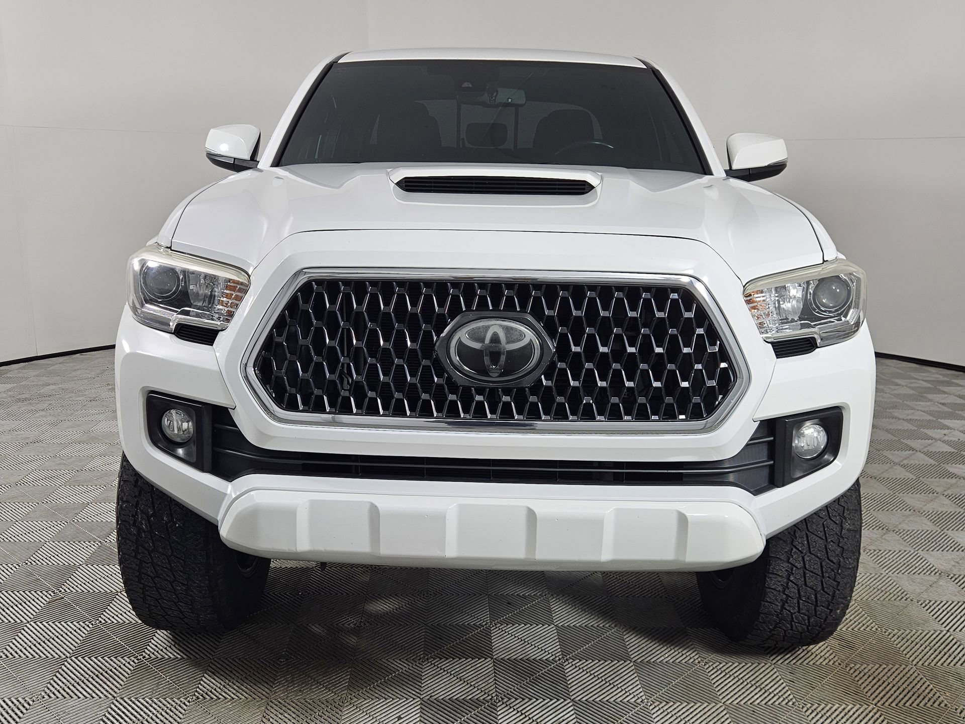 Used 2018 Toyota Tacoma TRD Sport AWD/4WD image 2