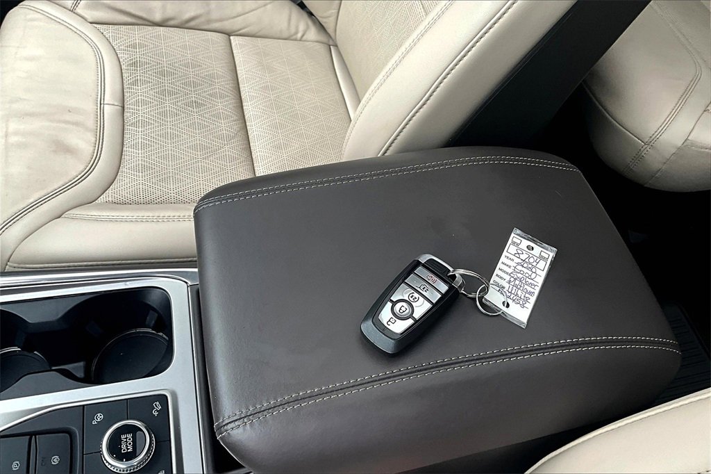 Used 2020 Ford Explorer Platinum w/ Premium Technology Package image 35