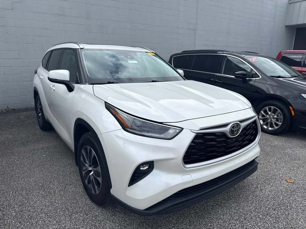 Used 2021 Toyota Highlander XLE AWD/4WD image 3