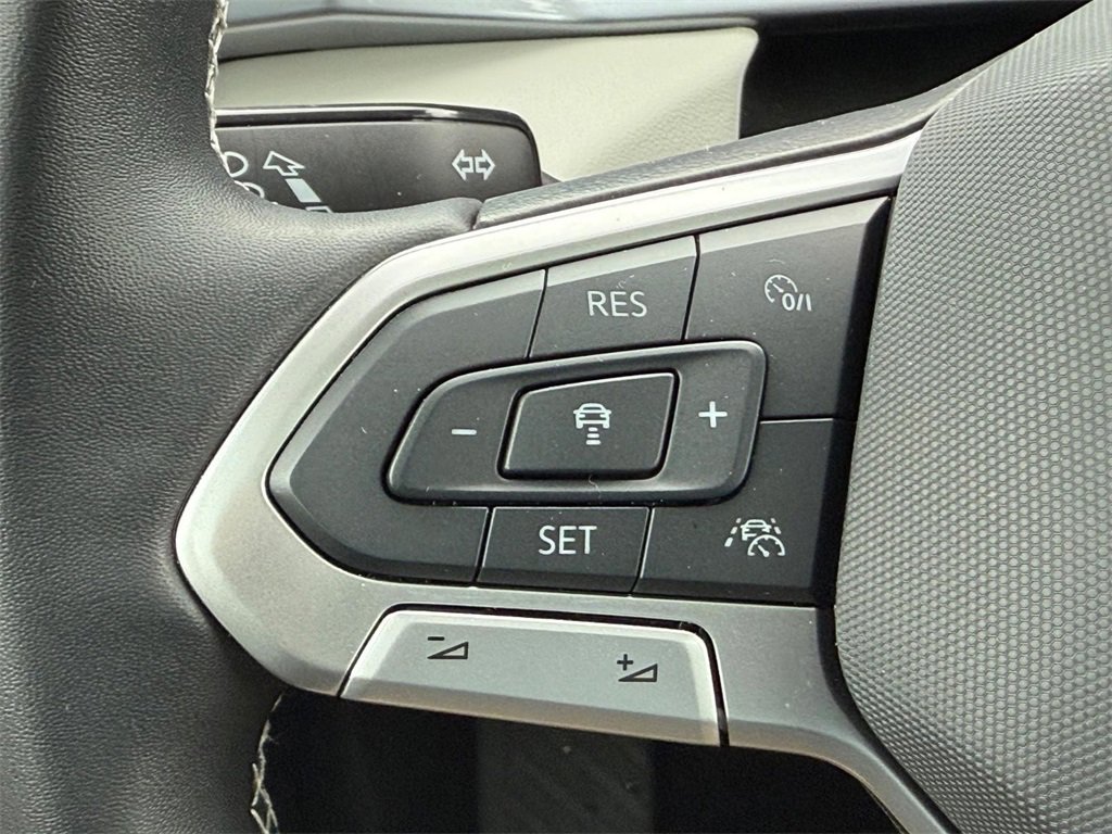 Certified 2025 Volkswagen Taos SEL image 16
