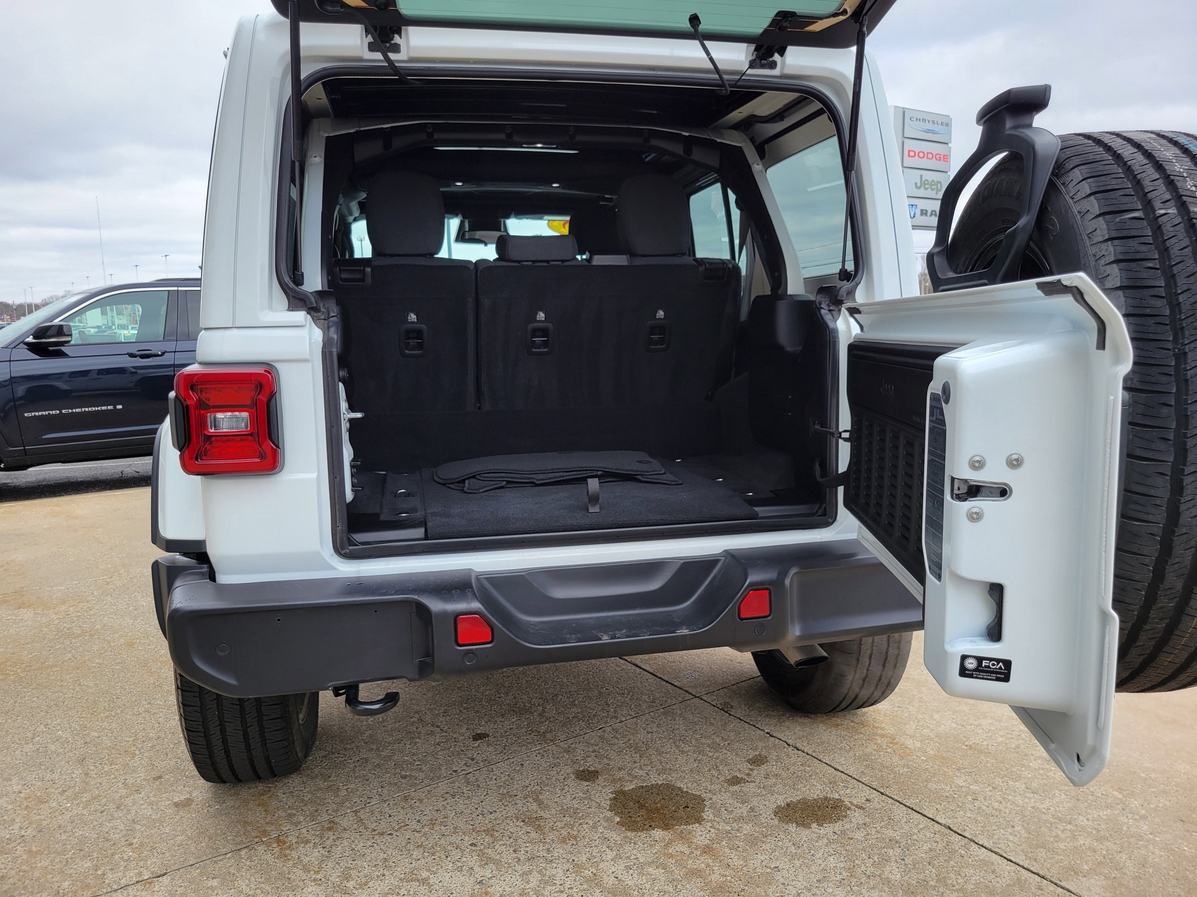 Used 2025 Jeep Wrangler Unlimited Sahara w/ Safety Group image 19