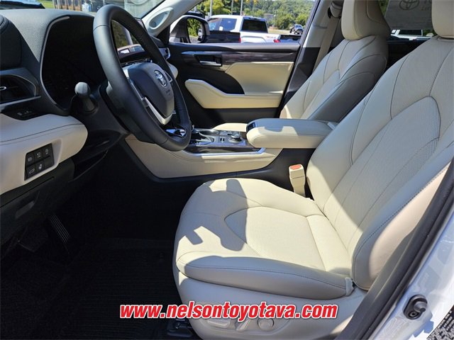 New 2025 Toyota Highlander Limited image 5