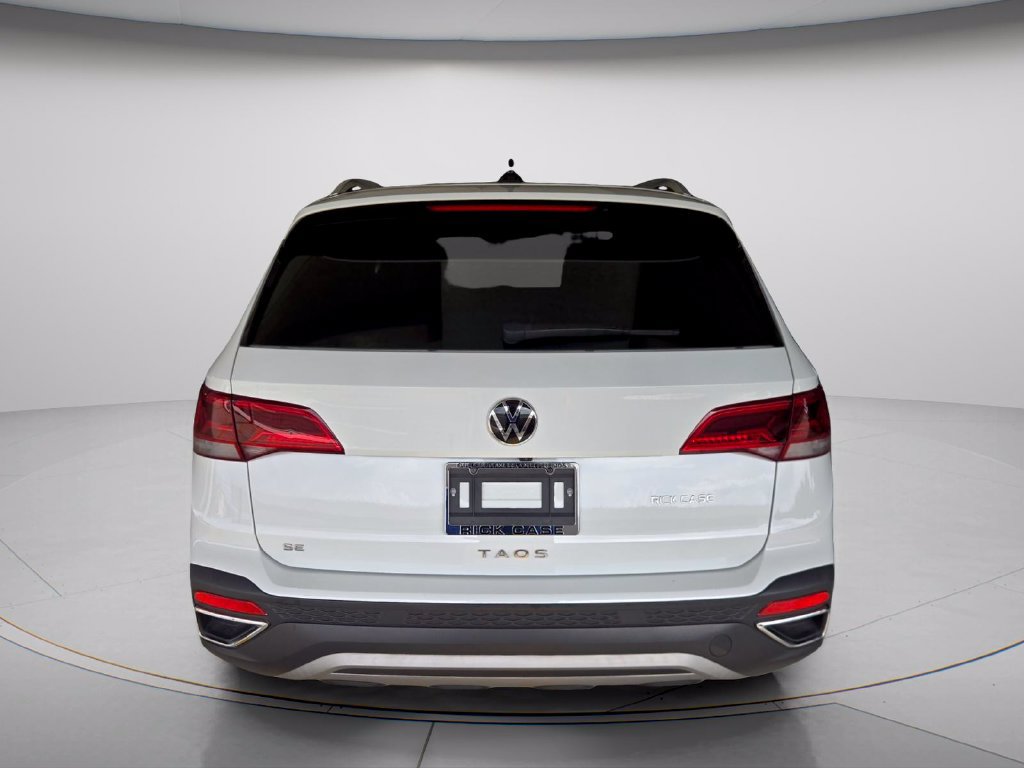 Certified 2024 Volkswagen Taos SE w/ Panoramic Sunroof Package FWD image 5