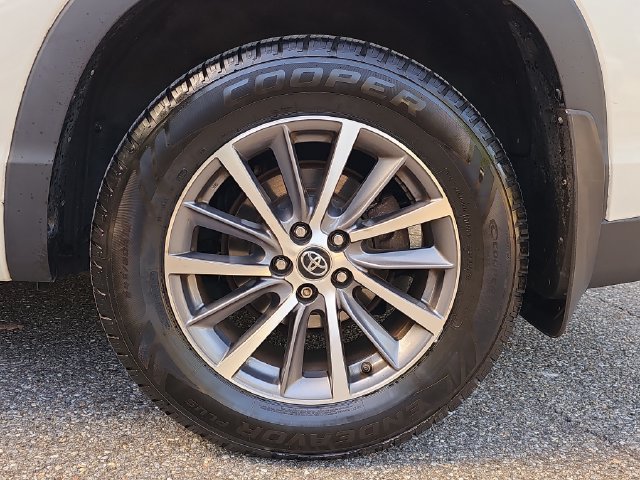 Used 2018 Toyota Highlander XLE AWD/4WD image 24