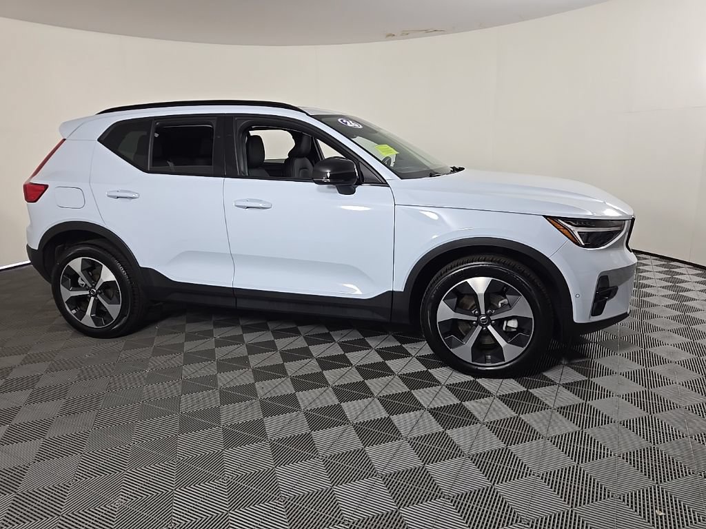 Certified 2026 Volvo XC40 B5 Plus AWD/4WD image 9