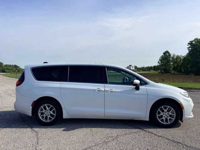 Used 2023 Chrysler Pacifica Touring-L FWD image 6