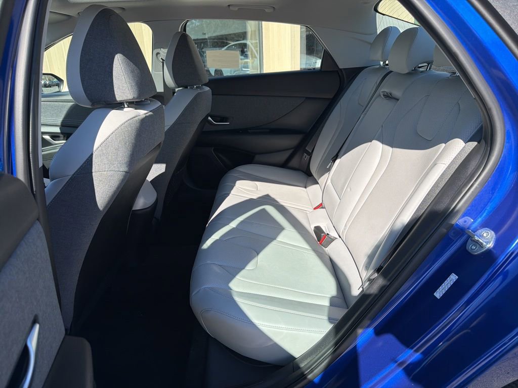 Used 2023 Hyundai Elantra Limited image 35