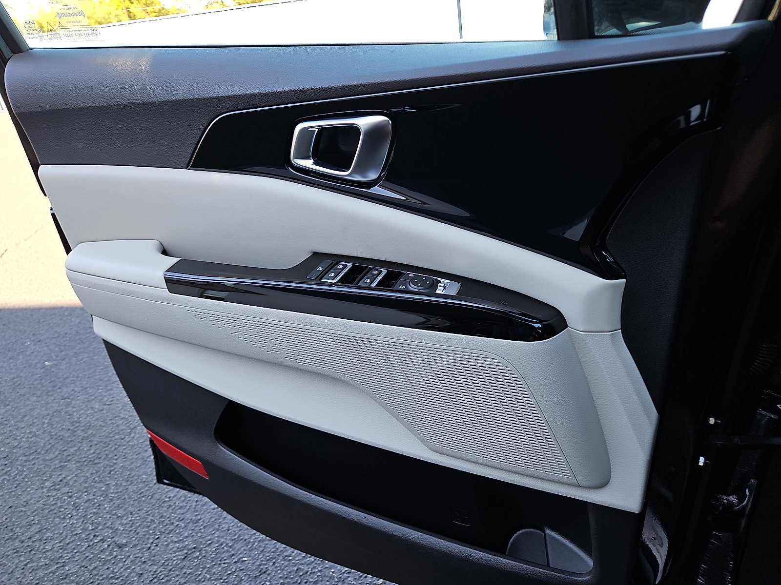 Used 2024 Kia Carnival EX image 11