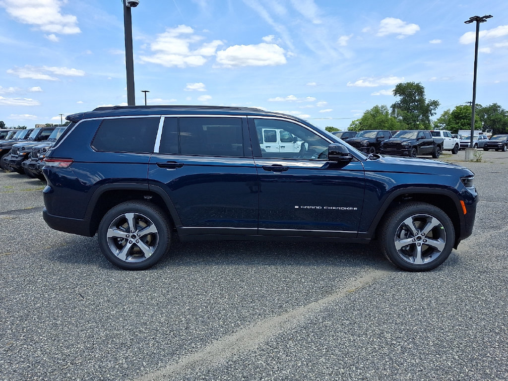 New 2026 Jeep Grand Cherokee L Limited w/ Luxury Tech Group II AWD/4WD image 9