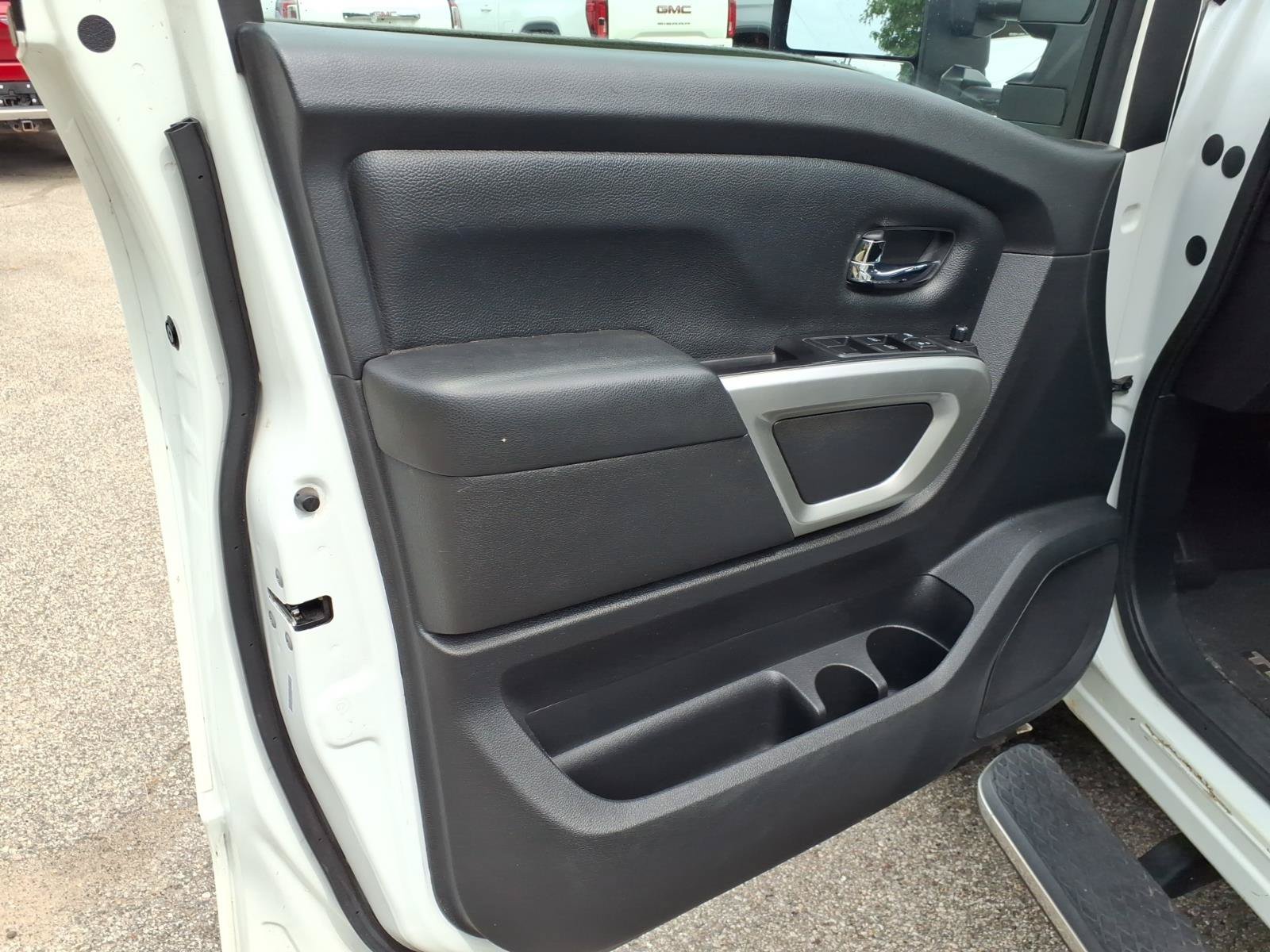Used 2019 Nissan Titan SV w/ SV Convenience Package AWD/4WD image 10