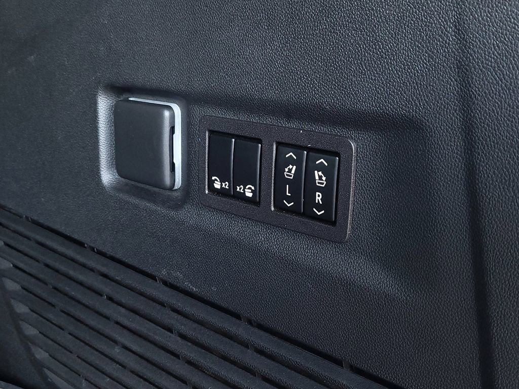 Used 2023 Chevrolet Suburban High Country image 34