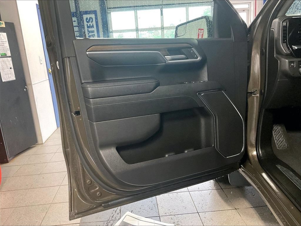 Used 2023 Chevrolet Silverado 1500 LT AWD/4WD image 9