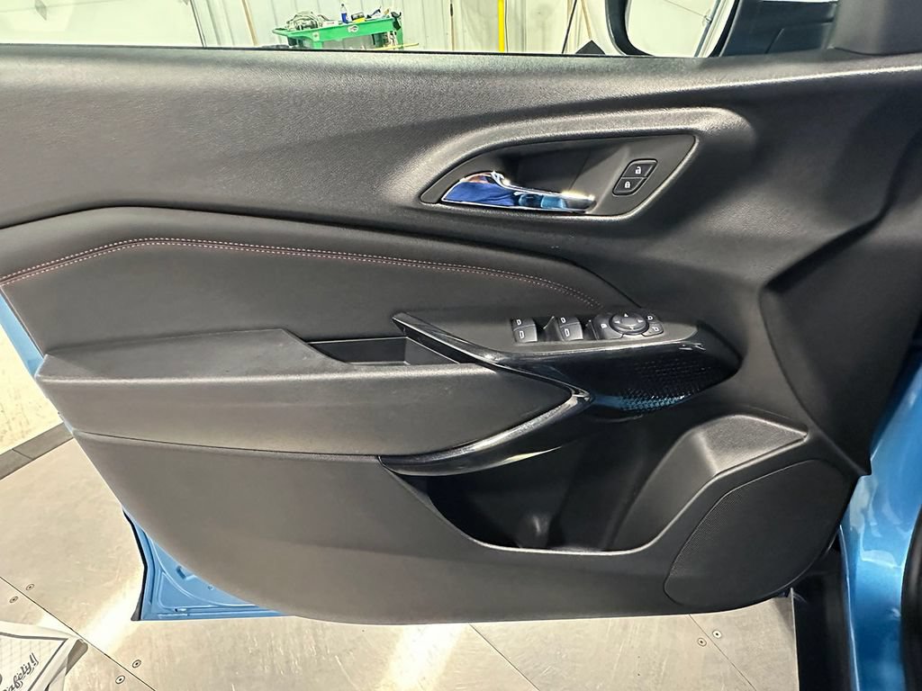 Used 2025 Chevrolet Trax RS FWD image 20