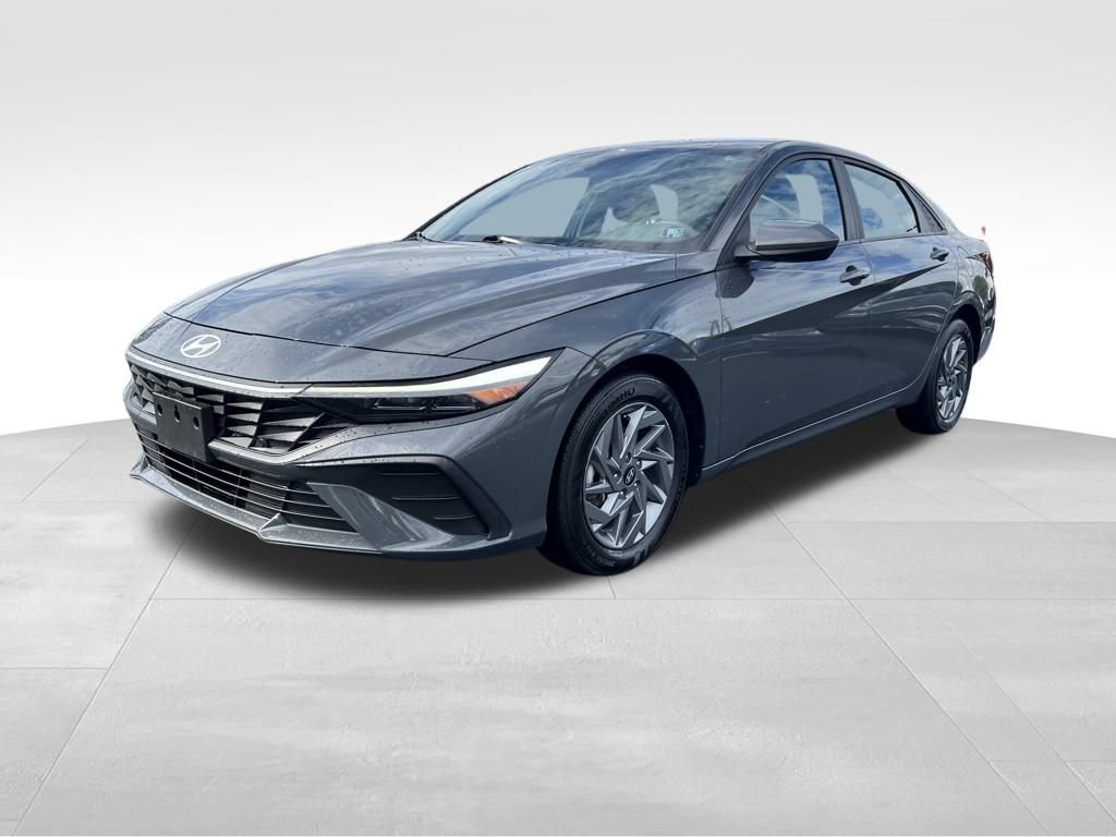 Used 2024 Hyundai Elantra SEL image 3