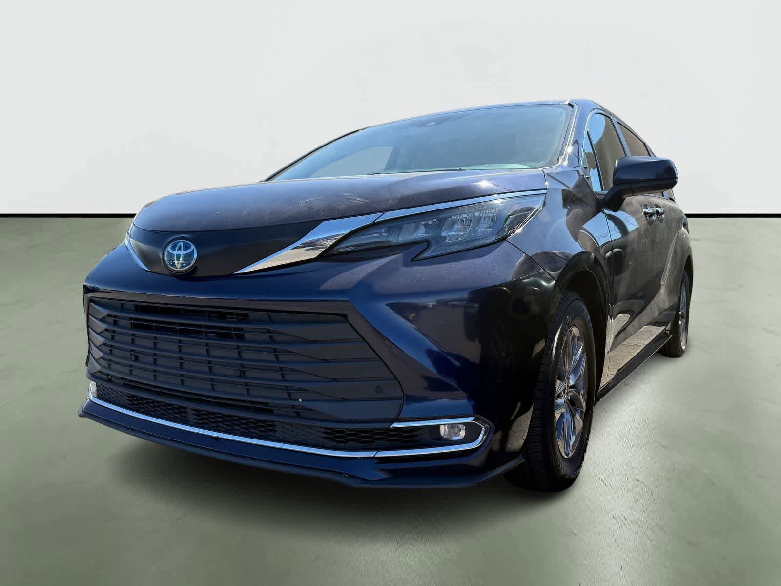 Used 2024 Toyota Sienna XLE FWD image 2