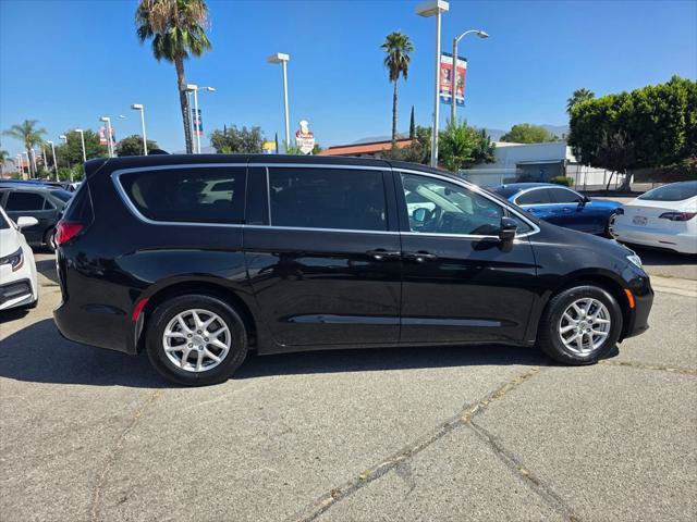 Certified 2024 Chrysler Pacifica Touring-L FWD image 4
