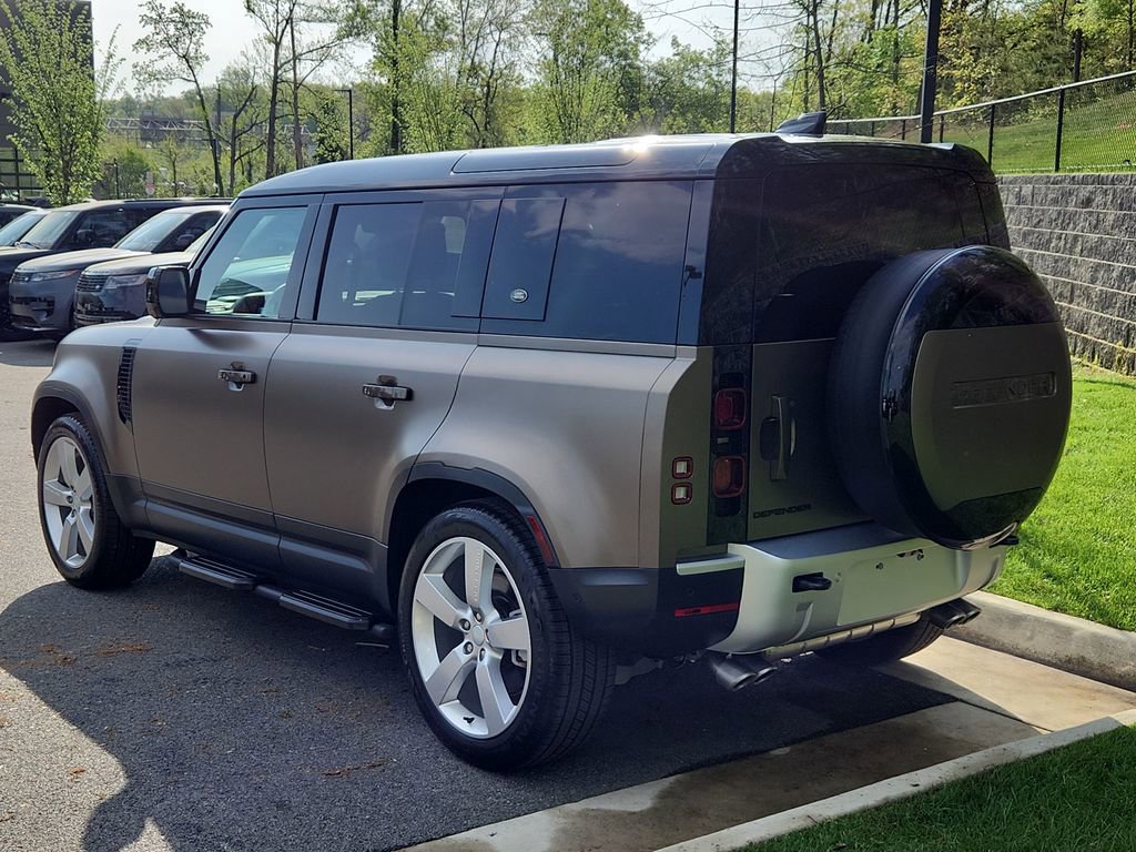 Used 2024 Land Rover Defender 110 SE image 12