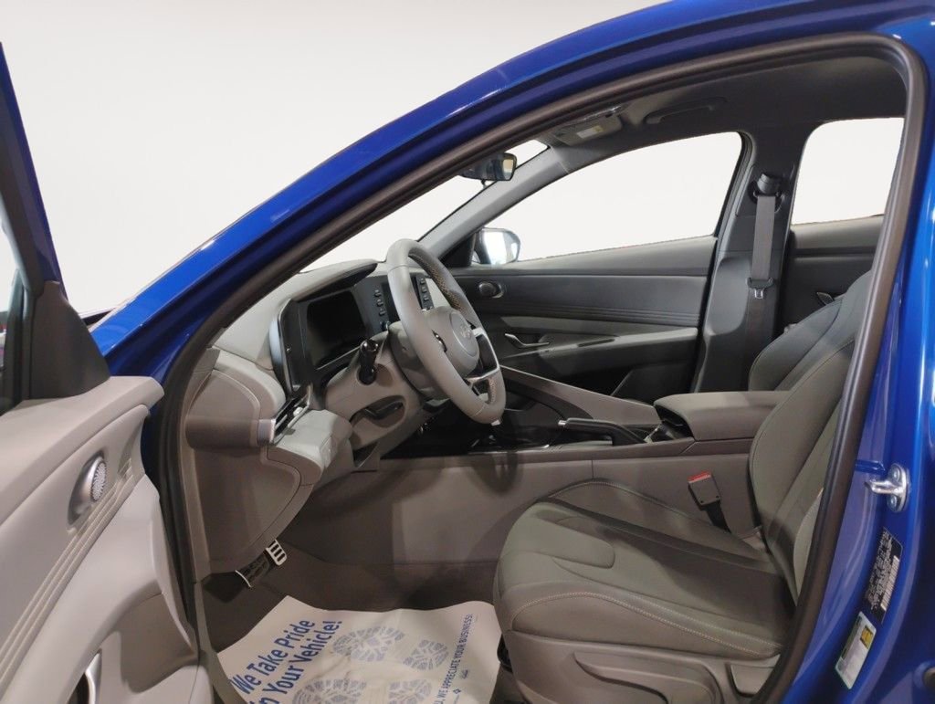 Used 2025 Hyundai Elantra Sport image 9