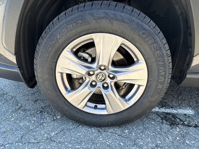 Used 2025 Toyota RAV4 XLE AWD/4WD image 9