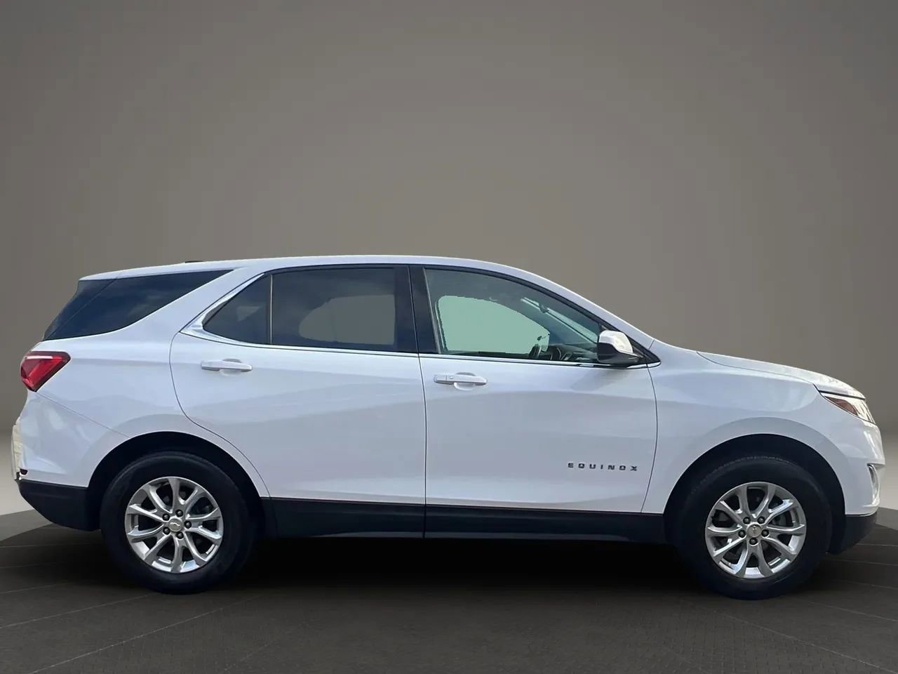 Used 2020 Chevrolet Equinox LT w/ Driver Convenience Package image 4