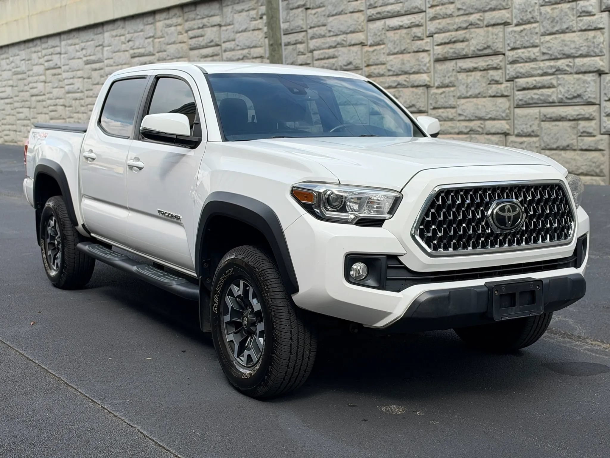 Used 2019 Toyota Tacoma TRD Off-Road w/ Technology Package AWD/4WD image 2