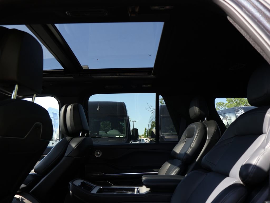 Used 2025 Lincoln Navigator Reserve w/ Jet Appearance Package AWD/4WD image 13