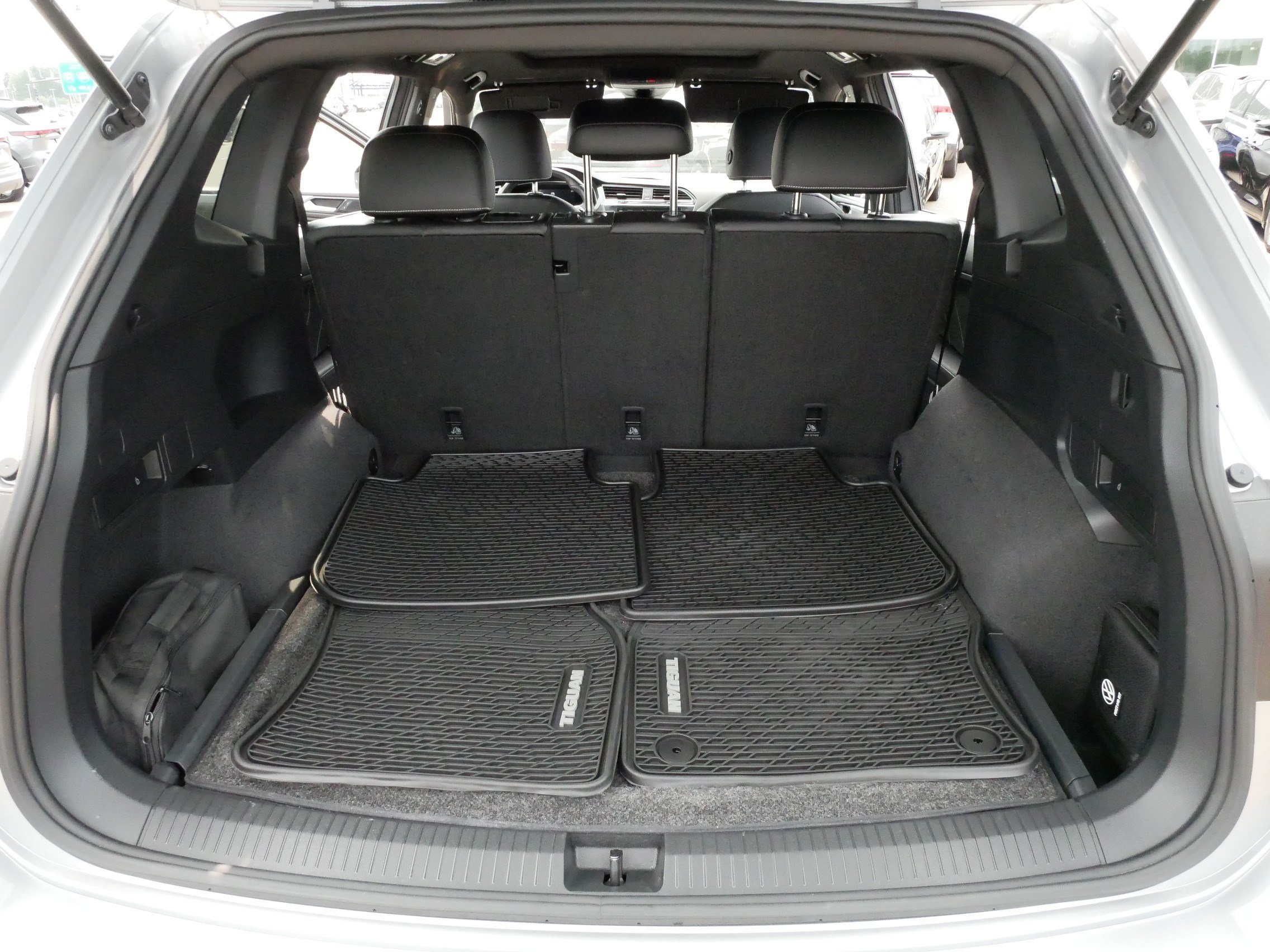 Certified 2023 Volkswagen Tiguan SE R-Line AWD/4WD image 18