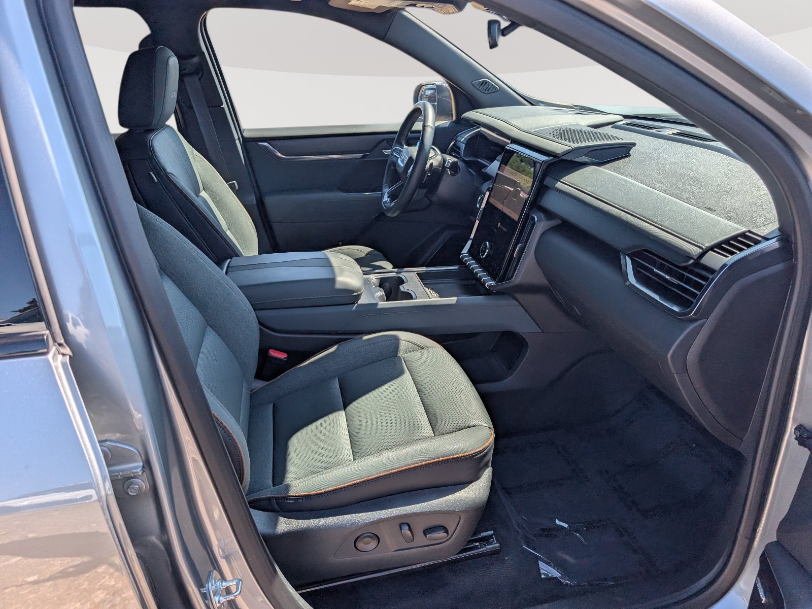 Used 2025 GMC Acadia AT4 AWD/4WD image 11