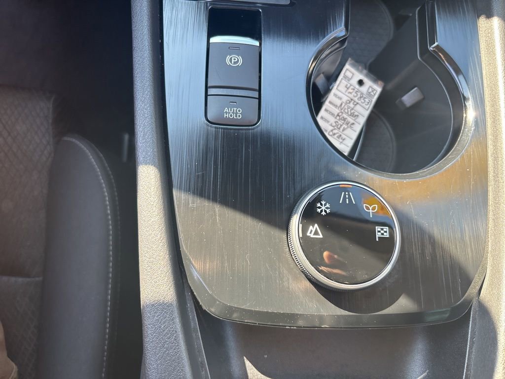 Used 2024 Nissan Rogue SV AWD/4WD image 13