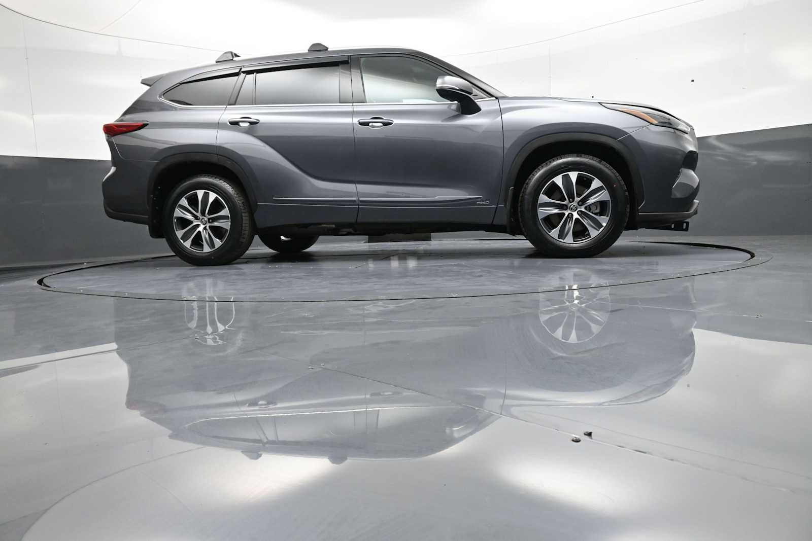 Used 2022 Toyota Highlander XLE AWD/4WD image 30