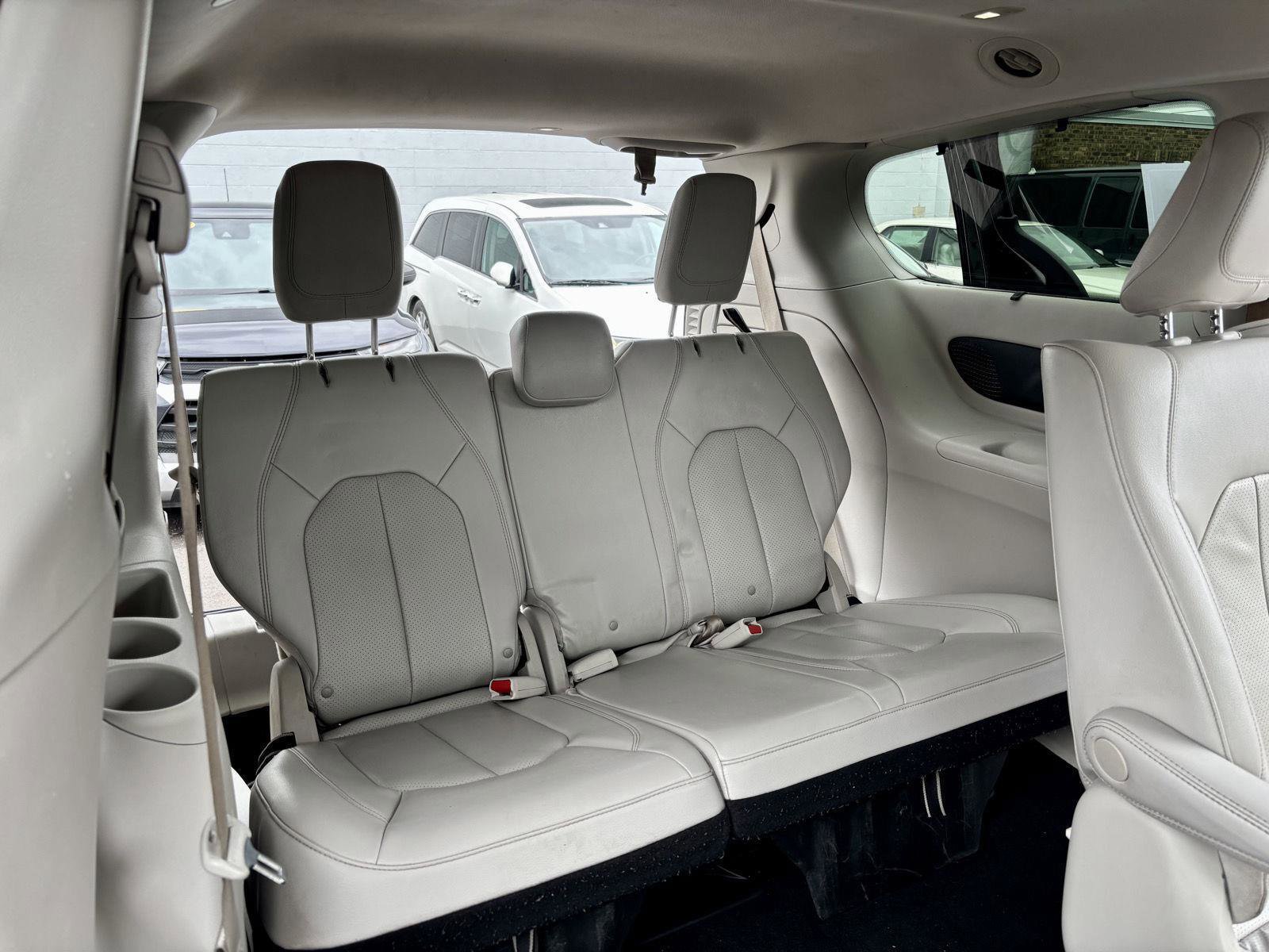 Used 2021 Chrysler Pacifica Touring-L image 18