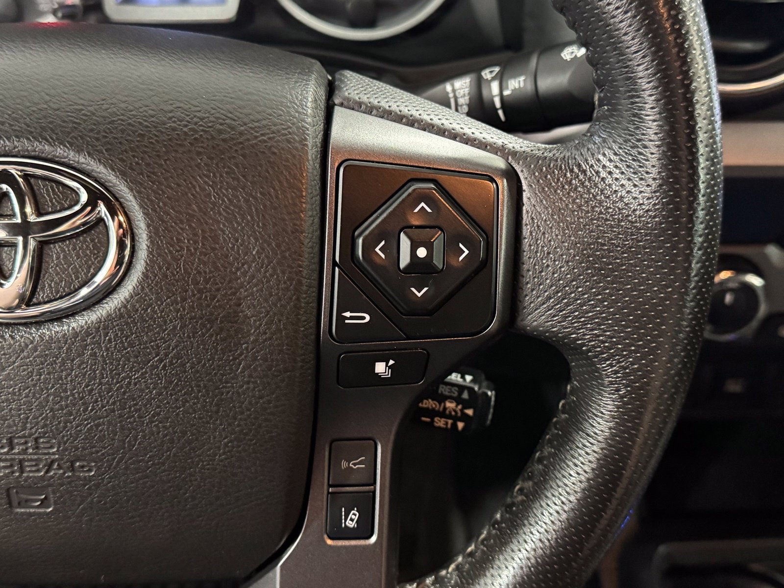 Used 2022 Toyota Tacoma TRD Sport AWD/4WD image 22